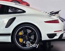 Porsche 911 (991) Turbo S Exclusive GB Edition White 1/18 GT Spirit WAX02100003