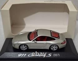 Porsche 911 (997) Carrera S 2005 Artic Silver 143 Minichamps WAP 020 118 15 (8)