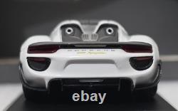 Porsche 918 Spyder Weissach Paket 2015 White 143 Minichamps CA 043 16 009 (14)