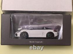 Porsche Boxster Bergspyder white / green / black 143 Spark